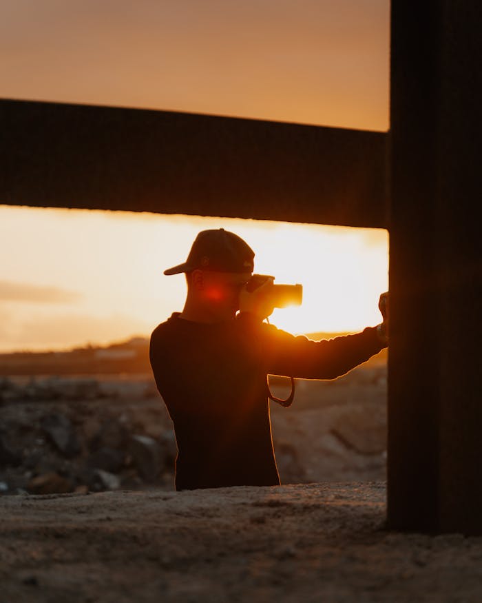 services-04 Silhouette of a photographer taking pictures during sunset in Santa Cruz de Tenerife.